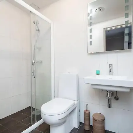 Charming 1 Bedroom In The Heart Of Apartmán